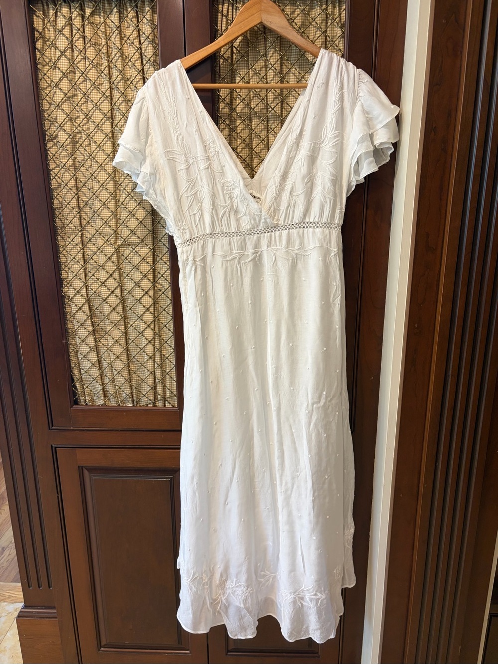 Relaxed White Embroidered Maxi Dress with V-Neck